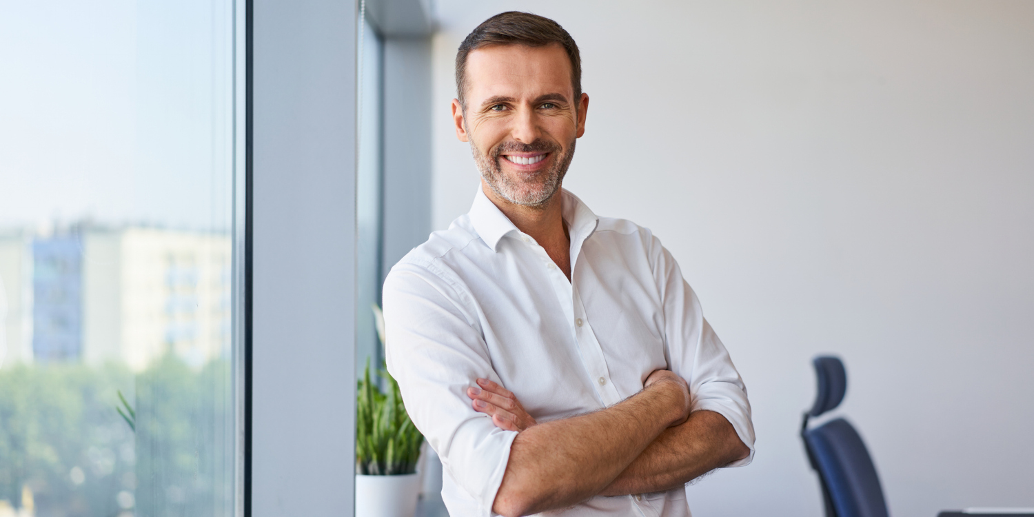 person-buero-lachen-mann_iStock-1435745704_1500x750