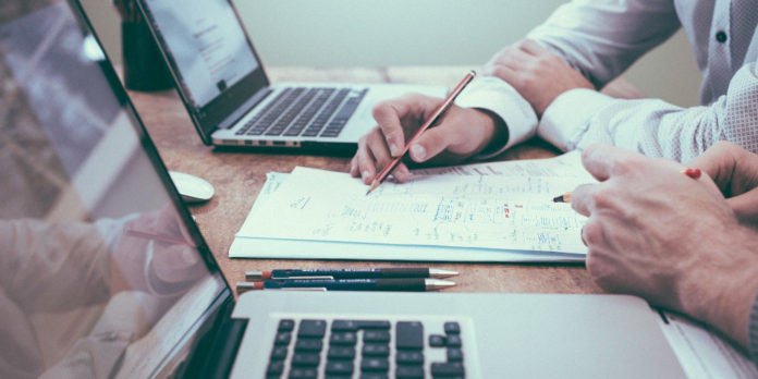 personen-geschaeft-laptop-business