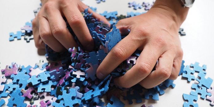 puzzleteile-mischen-geduld-hand
