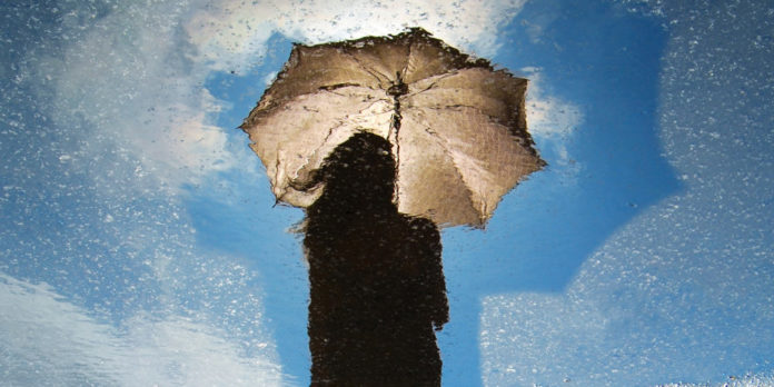 regen-sonne-schirm-frau_david-marcu-p_HYA_T-1WU-unsplash