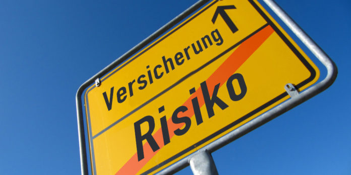 schild-risiko-versicherung-absicherung-727519-Rainer Sturm-pixelio