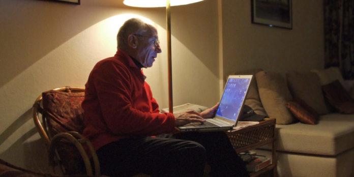 senior-mann-alt-laptop-376042-Rainer Sturm-pixeliode