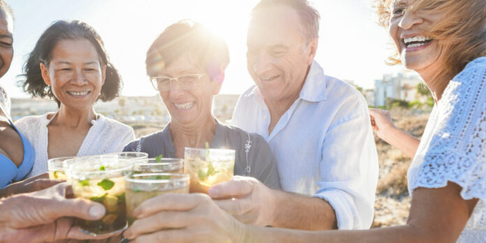 senioren-mojitos-cocktails-strand_iStock-2160235386
