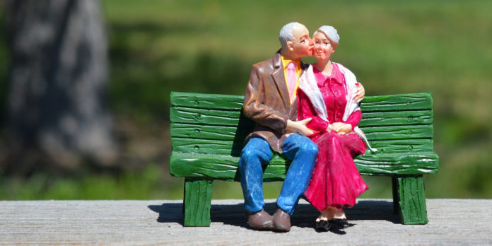 senioren_bank_figuren_kuss