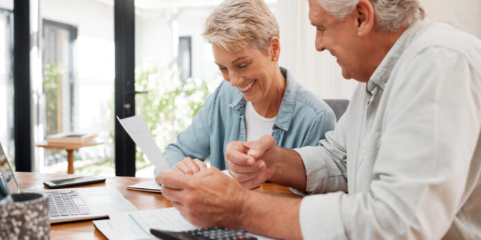 seniorenpaar-ueberprüft-ruhestandsplan_iStock-1443879021