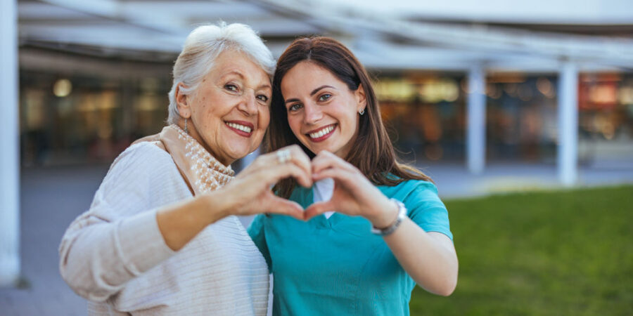 seniorin-pflegekraft-herz_iStock-2173809200