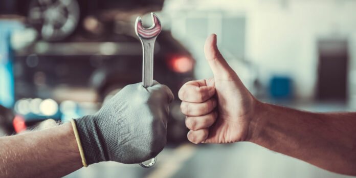 service-werkstatt-daumen-hoch_iStock-673723668