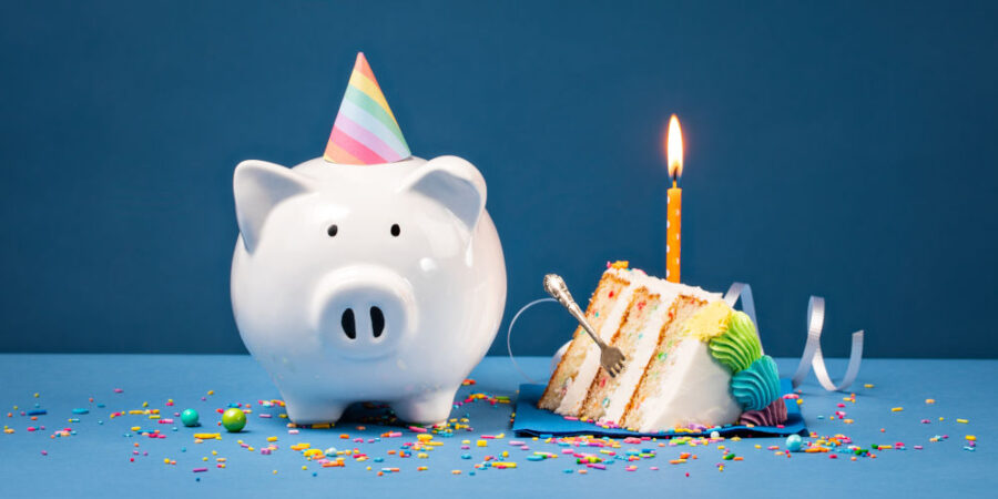 sparschwein-geburtstag-konfetti-kuchen_iStock-1143616492