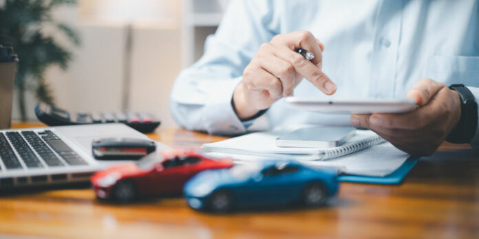 spielzeugautos-rechner-versicherung-vergleich_iStock-1829394152