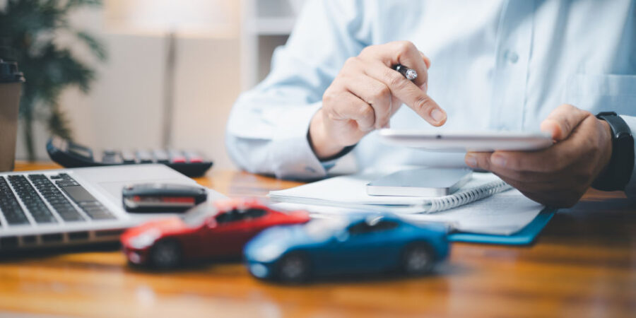 spielzeugautos-rechner-versicherung-vergleich_iStock-1829394152