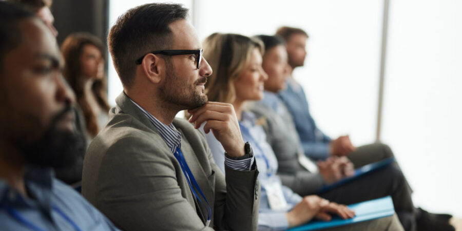 teilnehmer-schulung-menschen_iStock-2158944796