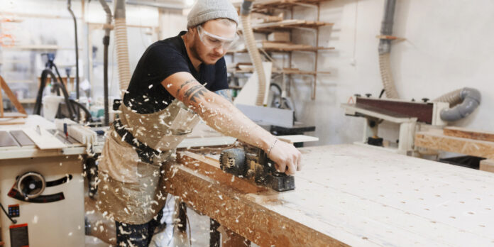 tischler-arbeiten-mit-elektrischen-hobel_iStock-942692330