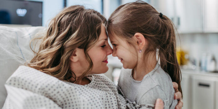 tochter-besuch-mutter-krankenhaus_iStock-2015423965