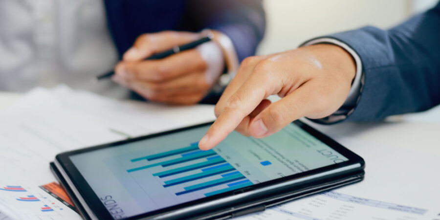 trends-umfrage-zahlen-tablet_iStock-2163321113