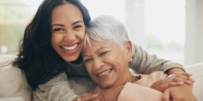 umarmung-mutter-tochter-sofa_iStock-2171209531