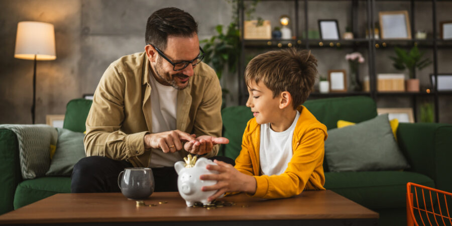 vater-sohn-sparschwein-geld_iStock-2150747183