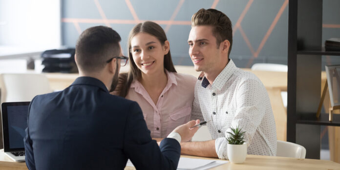 versicherungsvertreter-beratung-junges-paar_iStock-994164752