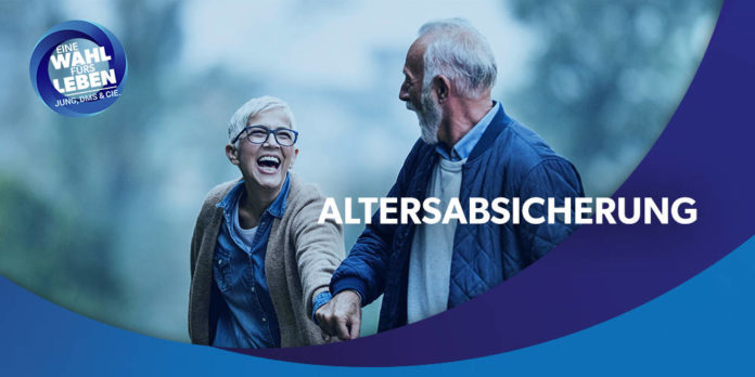 verspieltes-seniorenpaar-mit-spass-im-park-gm1212931050-352293324