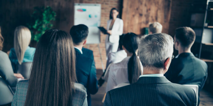 weiterbildung-seminar-praesentation_iStock-1137360522