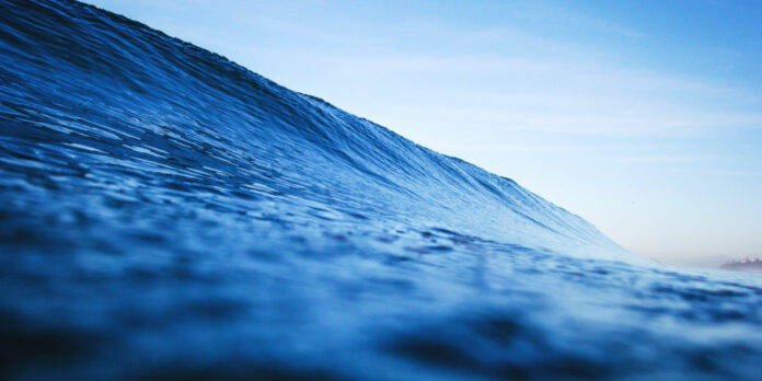 welle-himmel-wasser_austin-schmid-5Dga0T0x6GY-unsplash
