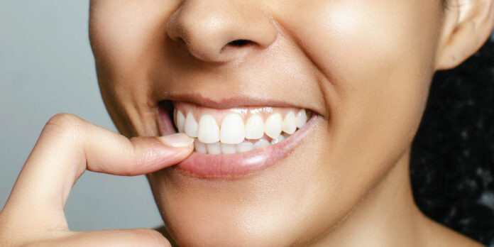 zaehne-lachen-finger_juriel-majeed-w6t78u8YnAg-unsplash