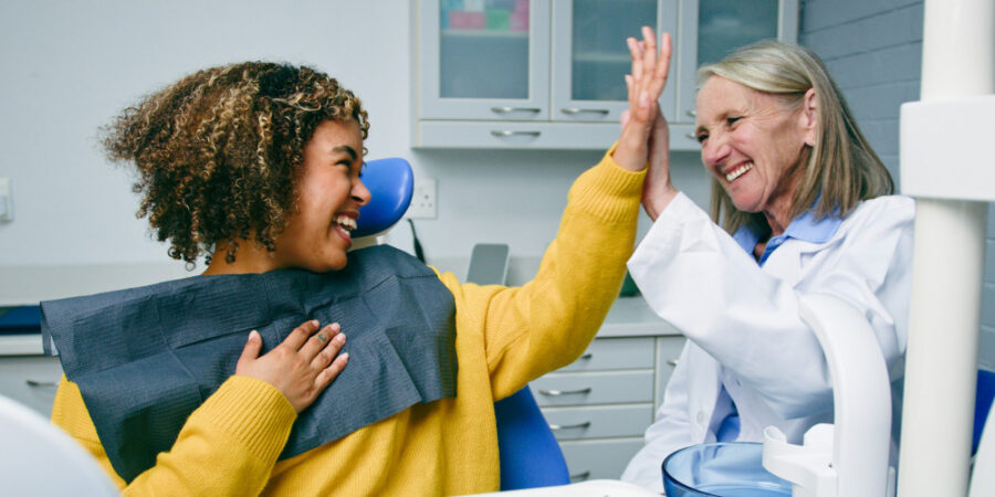 zahnarzt-praxis-patientin_iStock-2197371861