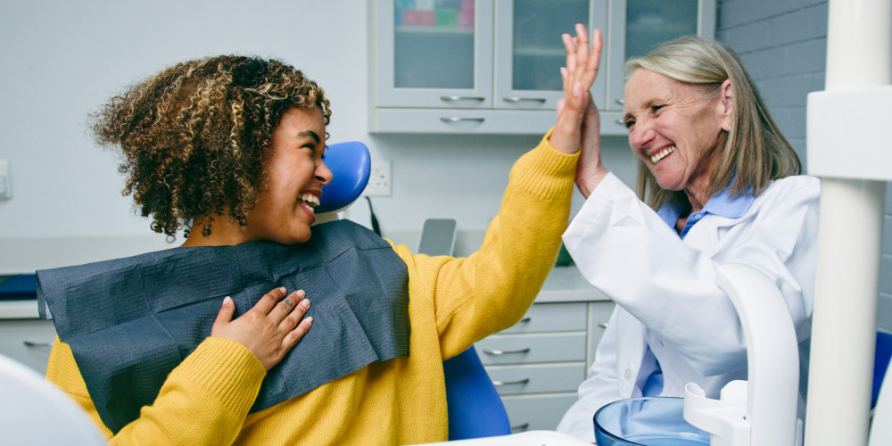 zahnarzt-praxis-patientin_iStock-2197371861